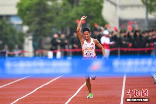 图为中国选手潘玉程在军事五项越野跑比赛中。中新社记者 何蓬磊 摄