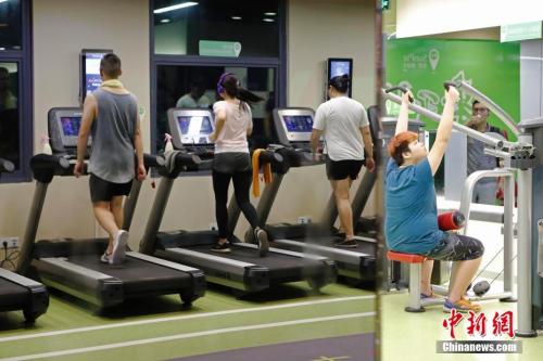 民众在健身房锻炼身体。 中新社记者 殷立勤 摄