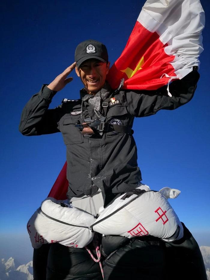 连线登顶珠穆朗玛峰44岁上海特警：曾遇雪崩落石