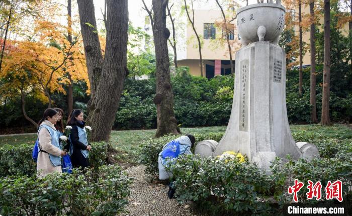  为了让每一处丛葬地和纪念地都能在地图上显现出来，标注人员走遍了整个南京城。　南京市律协供图 摄