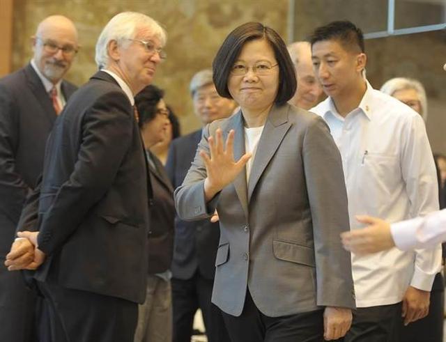 台媒:绿营最新民调出炉 蔡英文不满意度