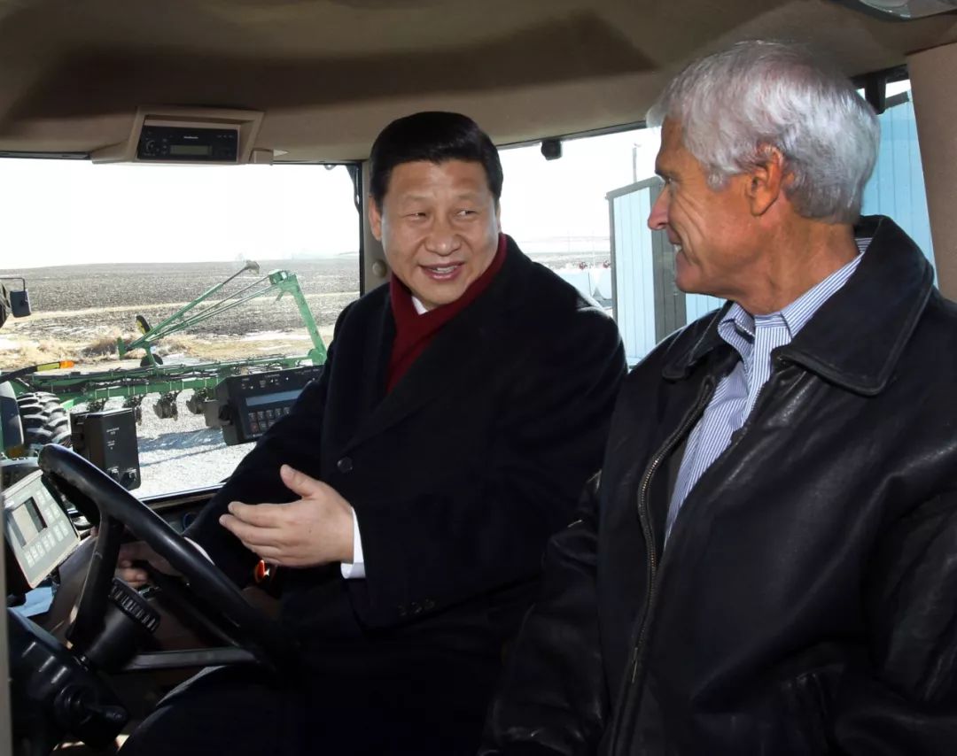 2012年2月16日，时任中国国家副主席的习近平在美国金伯利农场参观。这是习近平在农场主金伯利的陪同下操作其农用机械。新华社记者兰红光摄