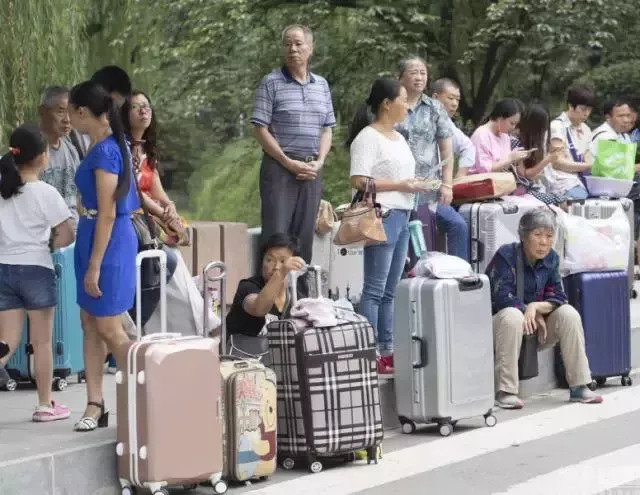 大一新生拒绝家长送上大学:请允许父母,最后一次把你当孩子!