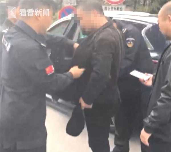 只因人群中多看了一眼 民警下班途中抓了个逃犯