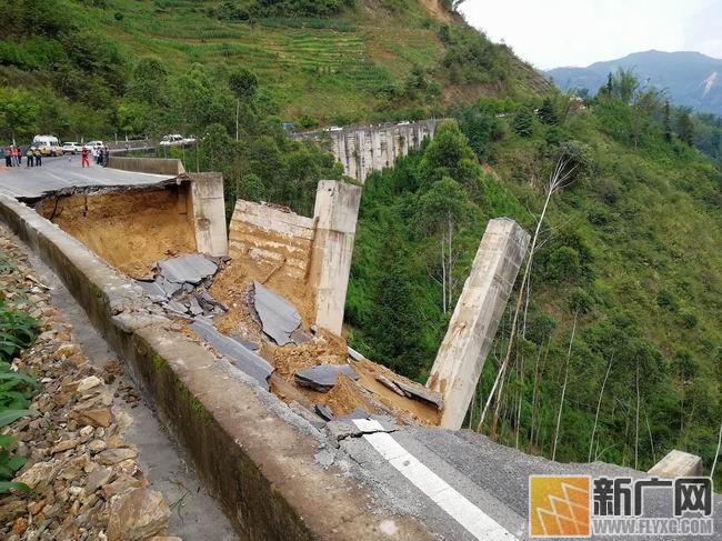 到了雨季红河公路局蛮拼的,元绿公路早上两处
