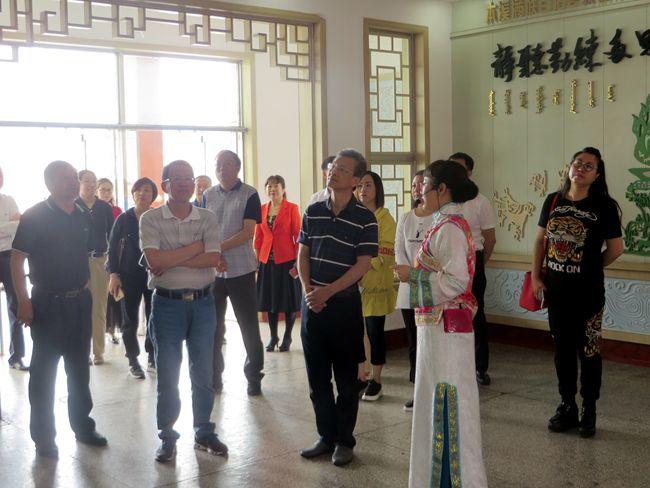 本溪县政府、县教育局领导陪同辽阳市政协领导