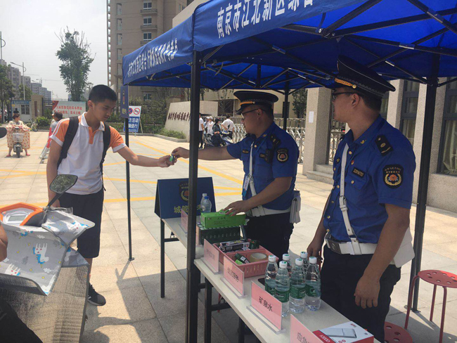 中考考生赶到考点发现忘带铅笔,有人立刻递上