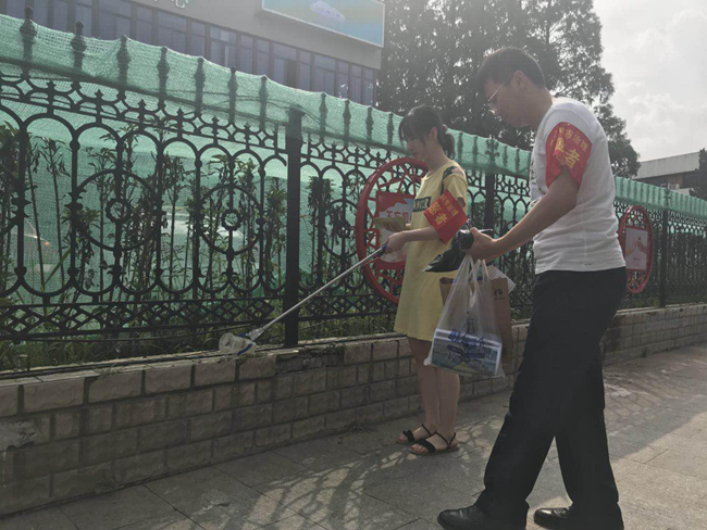 你扔我捡 共创文明城市,城管携手大学生开展