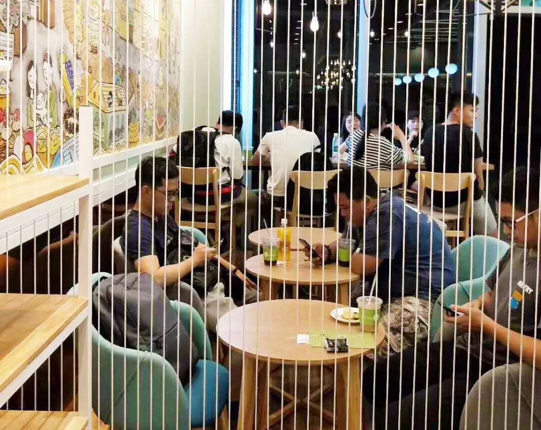 这是一家无声蛋糕店:员工收银员、咖啡师、西