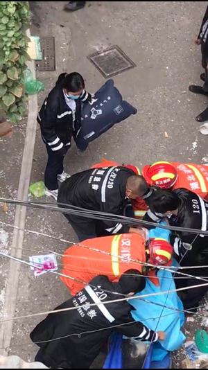 武汉一民房因煤气罐爆燃引发坍塌:两名被困者获救