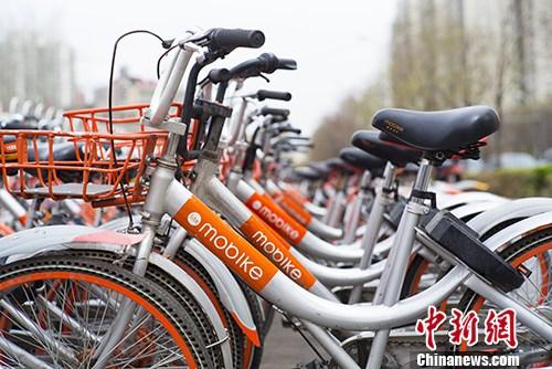 资料图:北京街头停放的大量摩拜共享自行车。 中新社记者 侯宇 摄