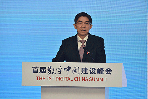 4月23日，国家海关总署副署长王令浚在首届数字中国建设峰会电子政务分论坛上。人民网 图