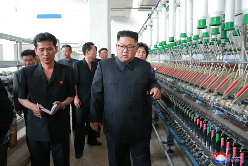 朝中社2日发布金正恩（前右）视察新义州纺织厂的照片（路透社）