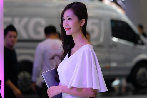 饱眼福！豪车+美女，带你看车展时光中的瞬间