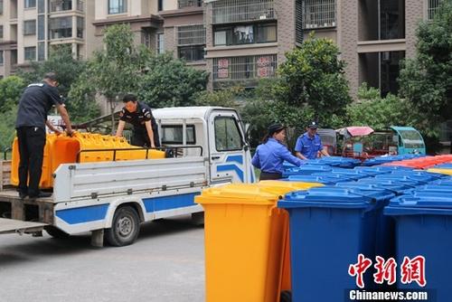 資料圖:工作人員正在轄區設置垃圾分類收集點。<a target='_blank' href='http://www.chinanews.com/'>中新社</a>記者 韓蘇原 攝