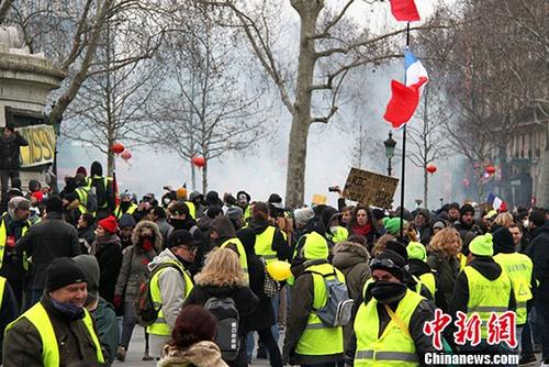 地时间2月2日,巴黎约有万名示威者继续走上街头抗议,当天抗议的主题是反对警方在示威期间过度使用暴力措施。中新社记者 李洋 摄