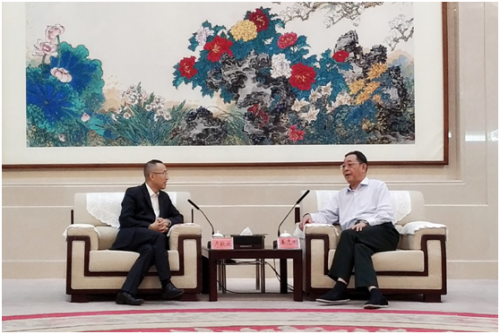 宁夏回族自治区党委副书记、银川市委书记姜志刚和蒙牛总裁卢敏放进行会谈