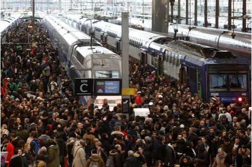 法国铁路继续罢工 餐饮和旅游业受影响损失惨