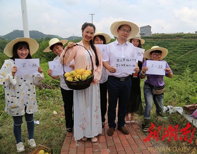 [怀化] 怀化草根铁路作家肖慧售书助学,曾和洪江