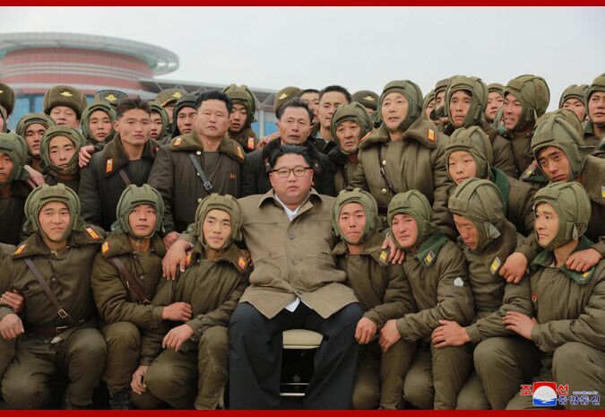 (金正恩同参训兵合影留念。图源:朝中社)