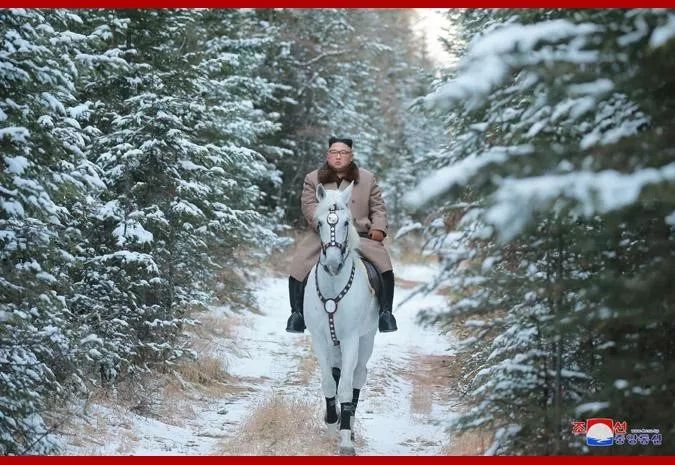 金正恩再次骑马上白头山 李雪主陪同(图)