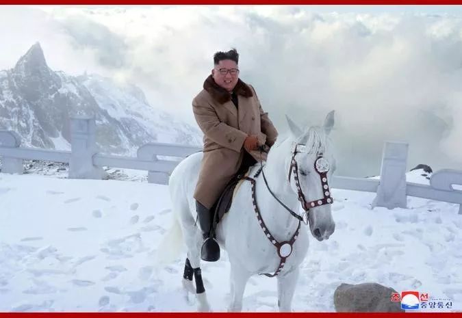 金正恩再次骑马上白头山 李雪主陪同(图)