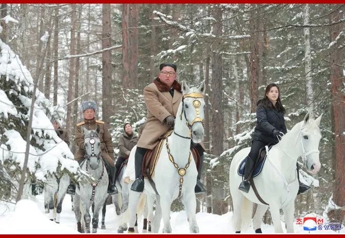 金正恩再次骑马上白头山 李雪主陪同(图)