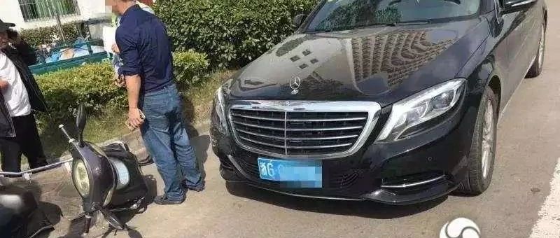 电动车逆行撞奔驰：我家境一般，责任定给奔驰吧！交警却说…