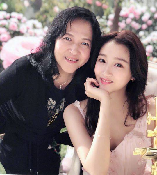 关晓彤与父亲母亲合影照曝光