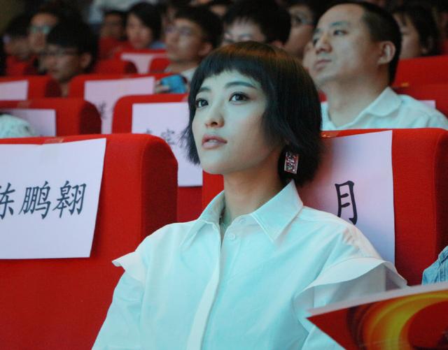 实力演员郭月受邀现身第二十五届北京大学生电影节,当天她优雅亮相