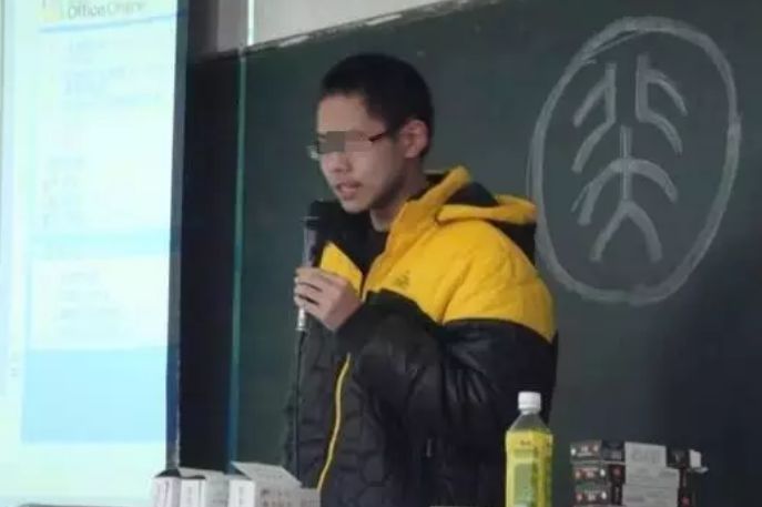 △吴谢宇在分享北大自主招生考试和高考复习的经验。