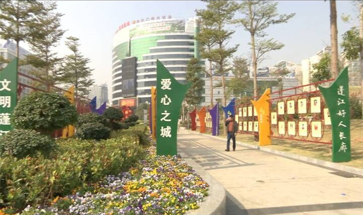 市区迎宾广场立体绿化改造获市民点赞