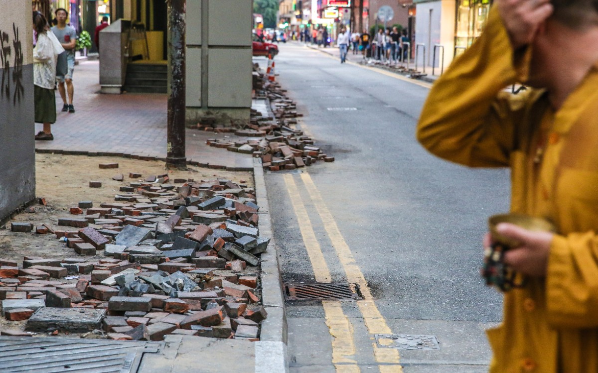 一道道城市的伤疤 记者直击香港街头被毁道路