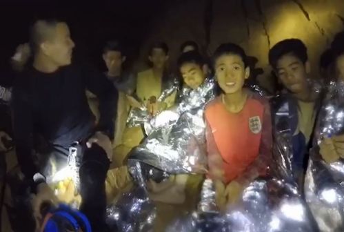 泰国受困足球队少年争分夺秒学潜水:先学会的