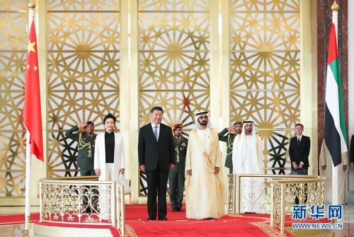 7月19日,国家主席习近平乘专机抵达阿布扎比,开始对阿拉伯联合酋长国进行国事访问。阿联酋副总统兼总理穆罕默德在机场为习近平举行迎接仪式。这是习近平和夫人彭丽媛同阿联酋副总统兼总理穆罕默德共同登上检阅台。 新华社记者 谢环驰 摄 图片来源:新华网