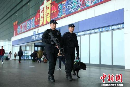 資料圖:2018年春節期間,杭州鐵路公安處特警隊員在杭州東站巡邏。杭州鐵路公安處 供圖