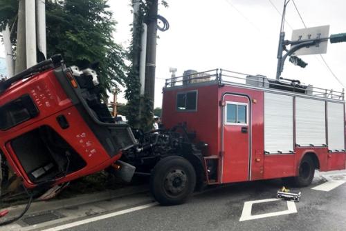 台北消防车检后上路车头松脱撞电线杆 司机死亡