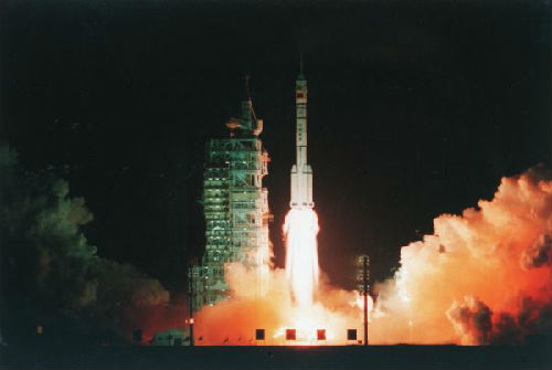 1999年11月20日，中国第一艘载人航天实验飞船“神舟”号在酒泉卫星发射中心发射升空。