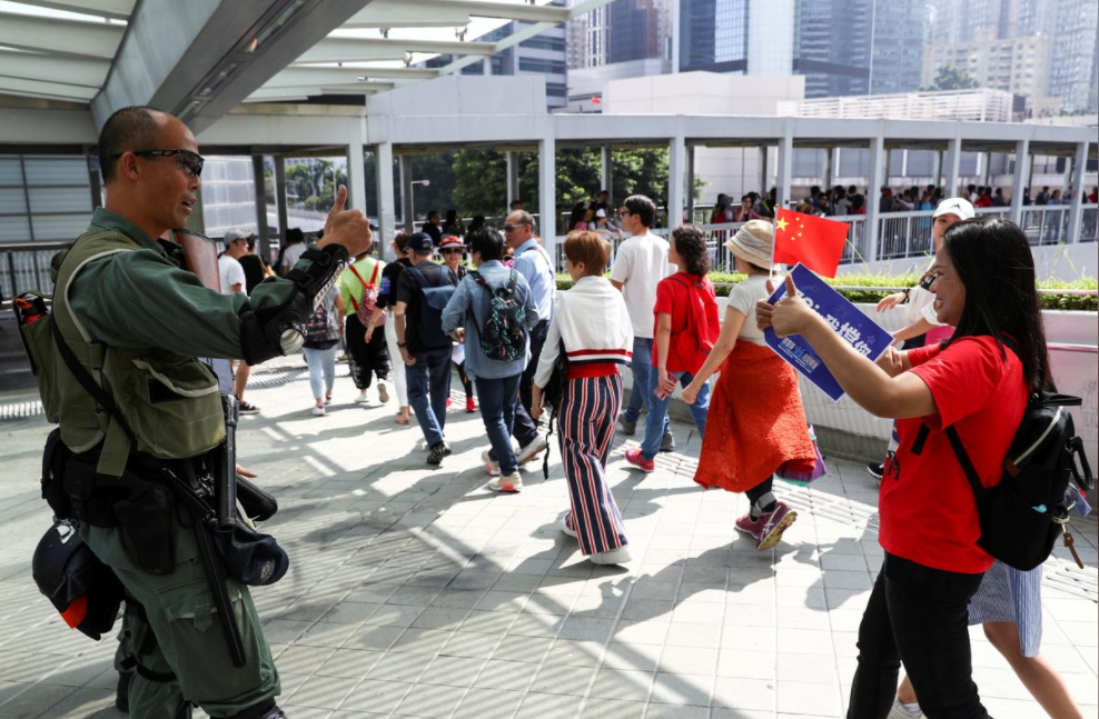 香港市民自发上街“撑警” ,英媒拍到警民偶遇时暖心一幕。(图源:路透社)
