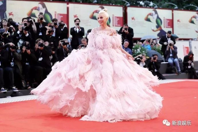 不懂时尚 | 这是要起飞？但她真是肉眼可见的美了好多！