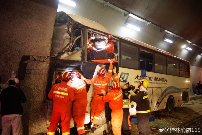 广西载52人客车高速失控撞隧道壁 已致4人死亡