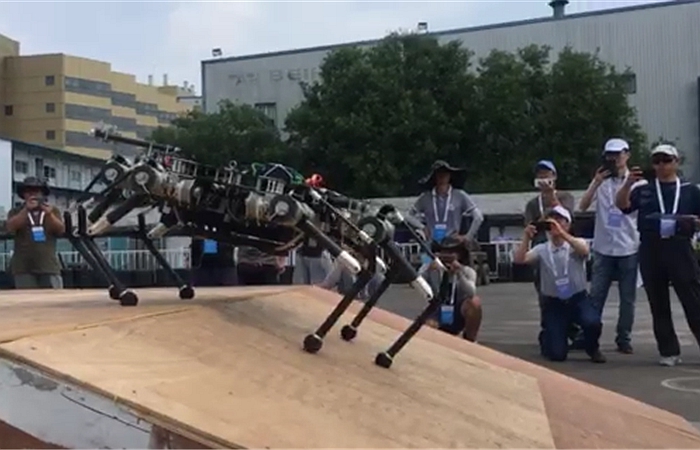 20180829_055330_645.jpg 上海交大高峰教授团队获20三无传世页游18世界机器人大赛足式移动机器人组赛事