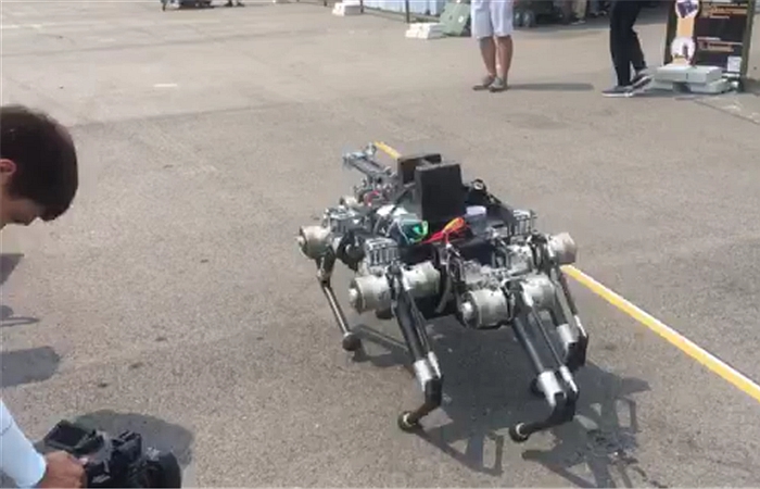 20180829_055446_702.jpg 上海交大高峰教授团队获20三无传世页游18世界机器人大赛足式移动机器人组赛事