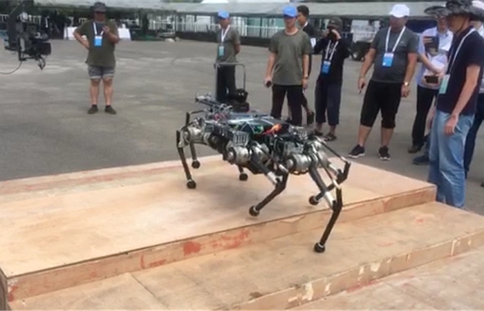 20180829_055338_345.jpg 上海交大高峰教授团队获20三无传世页游18世界机器人大赛足式移动机器人组赛事