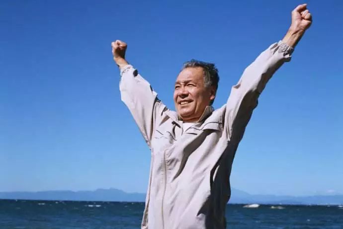 每天伸懒腰竟有4大健康好处!这个最佳姿势,没