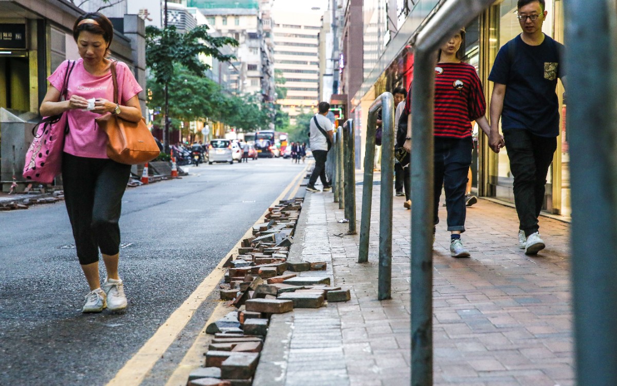一道道城市的伤疤 记者直击香港街头被毁道路
