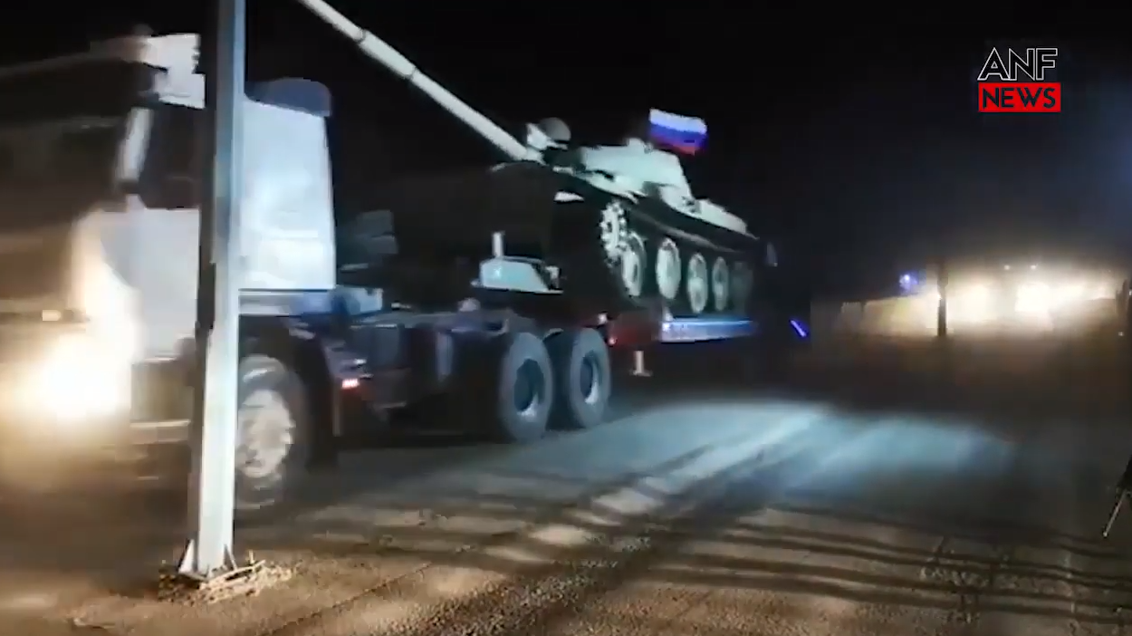  进入拉卡省的叙利亚坦克，坦克上挂有俄罗斯国旗 图源；ANF news