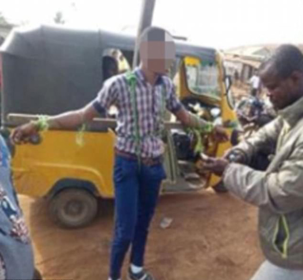 尼日利亚一中学捆绑鞭打迟到学生 警察干预遭