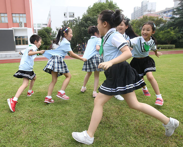 沪上小学一到三年级每周加1节体育课,加课三大问题怎么解?