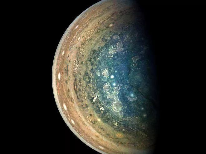 木星上波澜壮阔的彩色云带是什么?